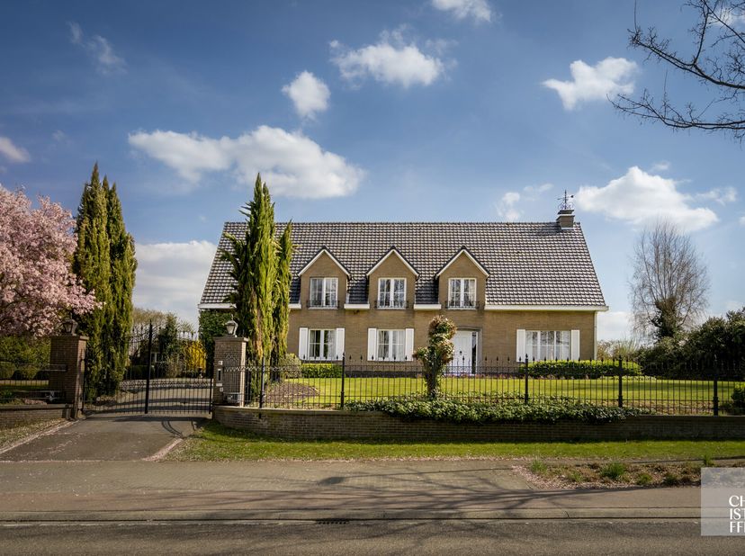 Riante vrijstaande woning mét vrij zicht op een perceel van 3679m²!&lt;br /&gt;
Deze ruime, goed onderhouden woning biedt een bewoonbare oppervlakte van 303