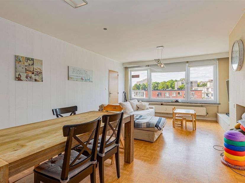 Dit instapklare appartement is gelegen in Deurne aan de Jan Welterslaan, op de hoek met de Bisschoppenhoflaan. De ligging is centraal, met supermarkte