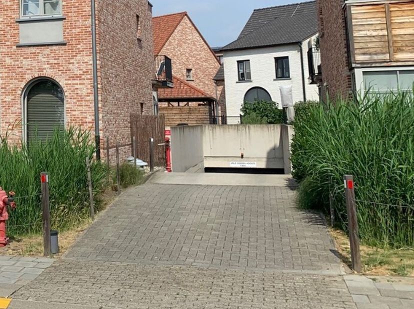 Bent u op zoek naar een veilige en gemakkelijk toegankelijke parkeerplaats in Kontich?&lt;br /&gt;
Dan is deze ondergrondse autostaanplaats aan de Holle Weg