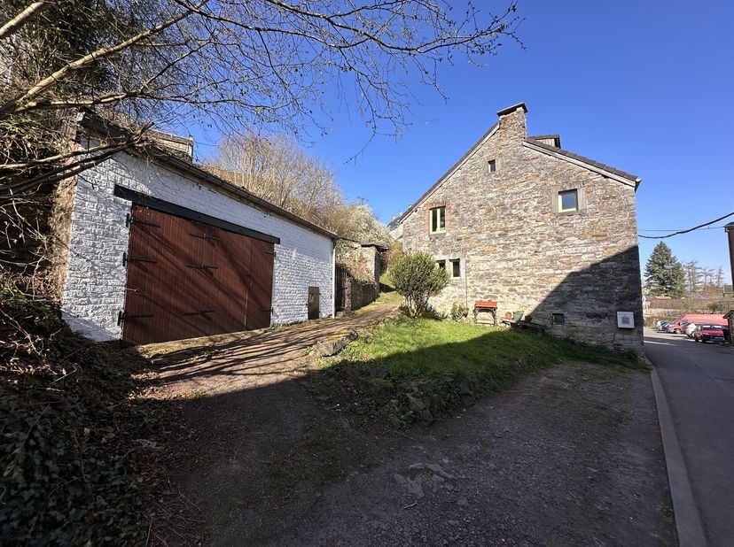 SOUS SOL de ± 17m² :&lt;br /&gt;
- Cave voutée de ± 15m² sur terre,&lt;br /&gt;
REZ DE CHAUSSEE de ± 58m² :&lt;br /&gt;
- Cuisine de ± 14m² sur carrelage avec meubles d
