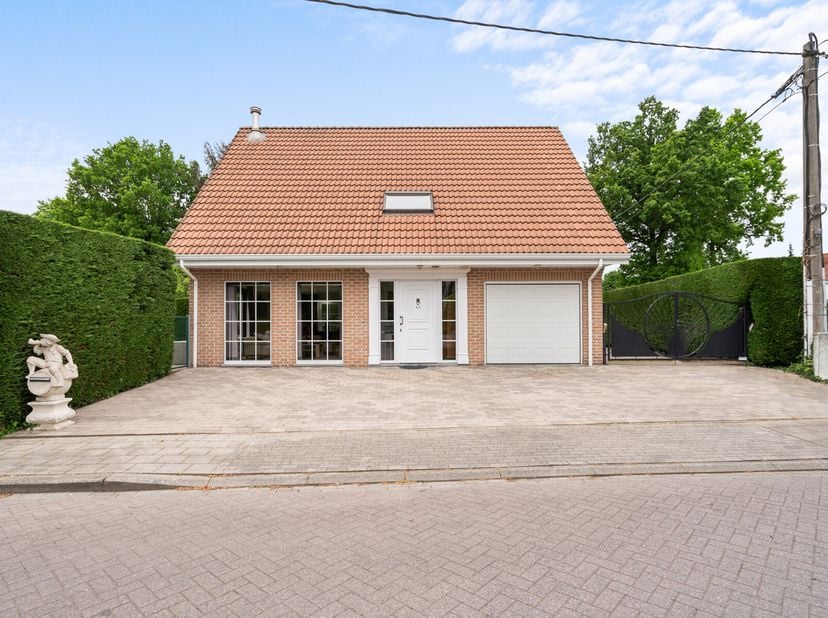 In een rustige straat in Elewijt, aan het begin van een doodlopende woonwijk waar het verkeer bijna stilvalt, wacht deze vrijstaande woning op een nie