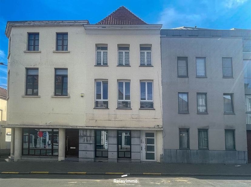 Situé au centre ville dans un quartier proche de toutes commodités, cet immeuble de rapport est une belle opportunité pour investisseur.&lt;br /&gt;
Le 1er