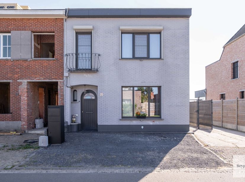 Deze instapklare woning is gelegen op een centrale en rustige locatie in het centrum van Nijlen. Vlakbij alle voorzieningen, station, toegangswegen et