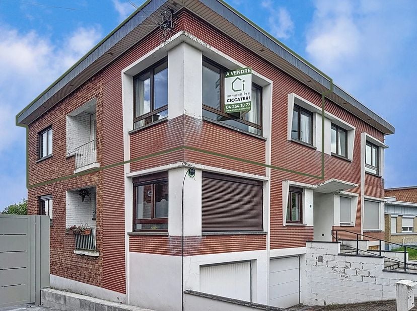 Gelegen in de zeer gewilde wijk &quot;Biens Communaux&quot;, combineert dit prachtige appartement comfort, licht en aangename buitenruimtes.&lt;br /&gt;
Het bestaat u