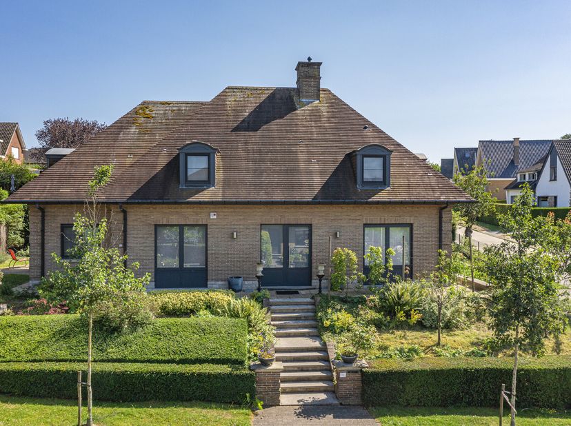 Villa (4 chambres) rénové avec double garage.&lt;br /&gt;
Située dans un quartier très résidentiel, à proximité des voies d&#039;accès.&lt;br /&gt;
Cette vente compren
