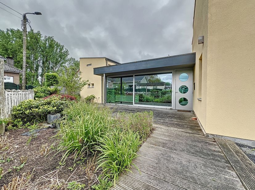 Ben je op zoek naar een instapklare woning in een groene omgeving in hartje Sint-Amands? Zoek niet verder!!&lt;br /&gt;
Deze woning heeft op het gelijkvloer