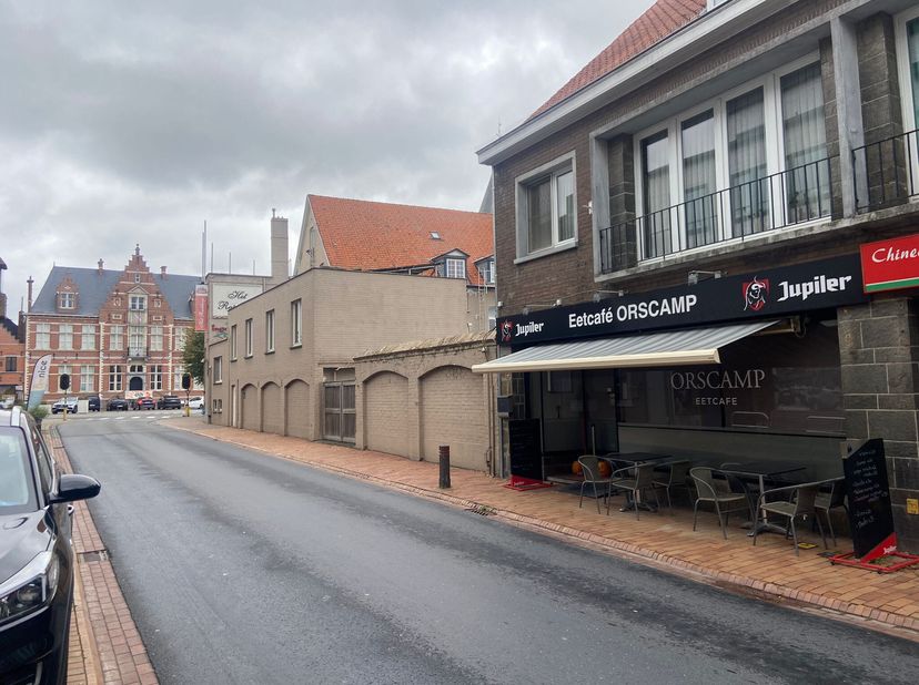 In het commerciële centrum van Oostkamp vinden we dit over te nemen eetcafé terug. Het pand ligt op wandelafstand van het Gemeenteplein, waardoor het