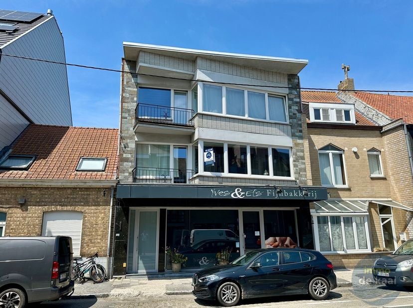 Appartement spacieux et rénové dans le centre de Lombardsijde. (128m ²). Joli hall d&#039;entrée et un salon spacieux et lumineux. Nouveau revêtement de so