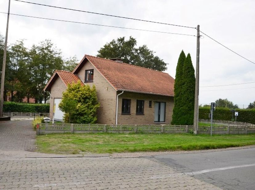Gerenoveerde woning met drie slaapkamers.&lt;br /&gt;
Indeling gelijkvloers : inkomhall, apart toilet, ruime lichte woonkamer met aansluitend terras, ingeri