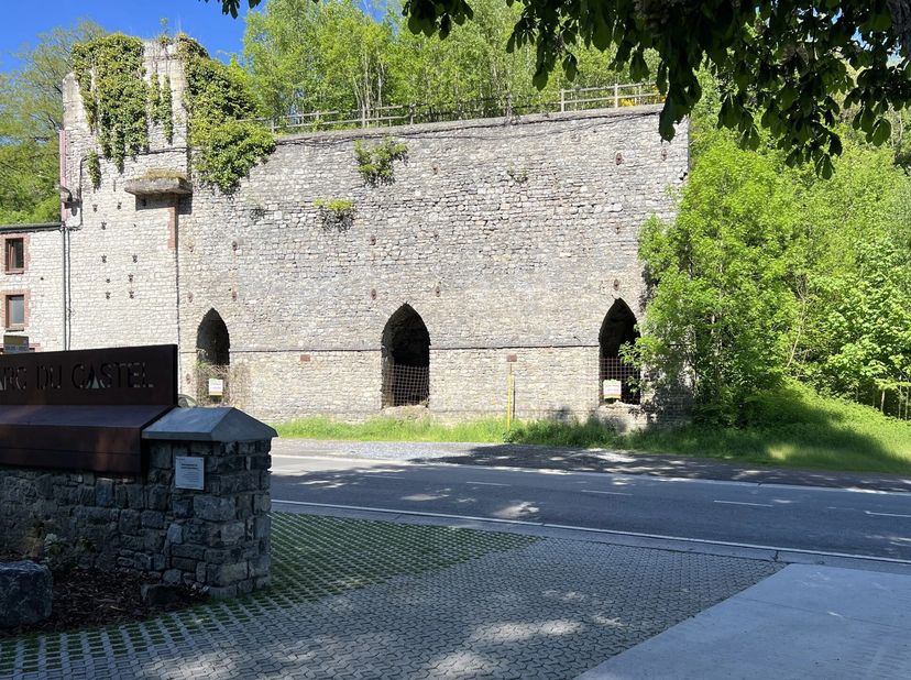 Aux portes de Beauraing, sélève un vestige imposant et silencieux du passé industriel wallon : les Fours à Chaux de Beauraing.&lt;br /&gt;
Chargé dhistoire