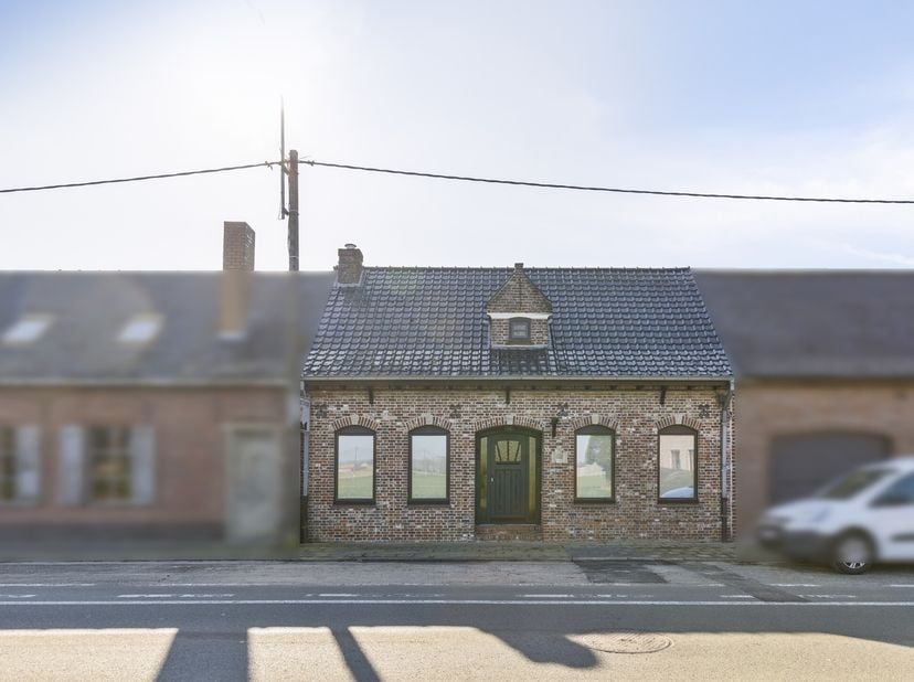 Maison à vendre à Vlamertinge dans le Poperingseweg 611. Cette maison prête à emménager à vendre dispose de trois chambres, d&#039;un garage triple avec so