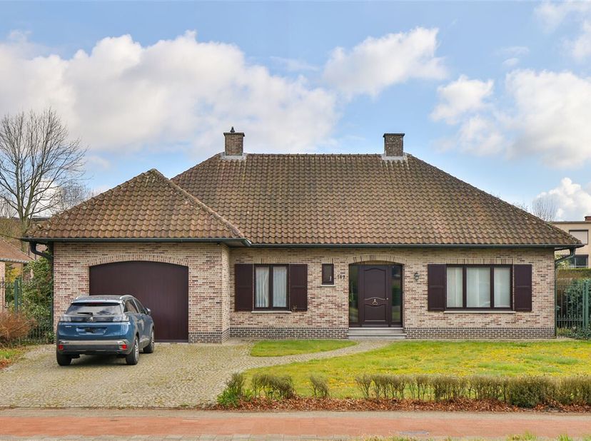 Nous avons le plaisir de vous proposer cette maison spacieuse et indépendante (200m²) située dans un endroit central à Edegem. La maison a été constru