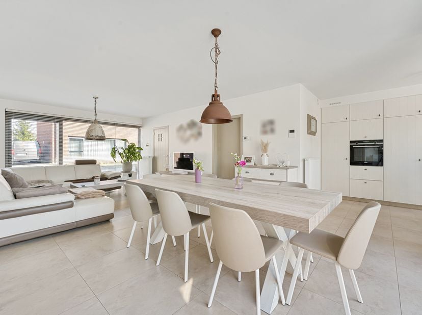 Moderne en energiezuinige woning met 4 slaapkamers en ondergrondse garage te koop in Lauwe!&lt;br /&gt;
We betreden de woning via de inkomhal met gastentoil