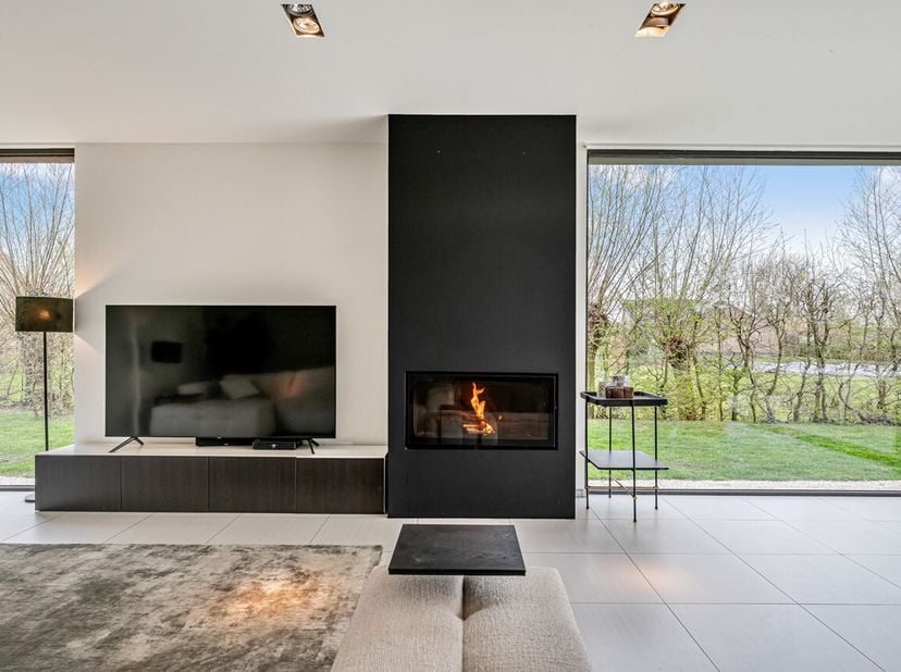 Deze tijdloze, instapklare villa is gelegen nabij alle invalswegen in een groene, doodlopende straat met 100% privacy!&lt;br /&gt;
De top-materialen, de Tel