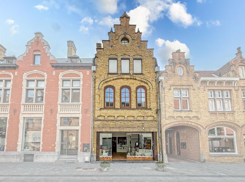 Prachtig herehuis met woonst en handelsruimte te Nieuwpoort-Stad op een zeer commerciële ligging in de Marktstraat op 400 m².&lt;br /&gt;
Op het gelijkvloer