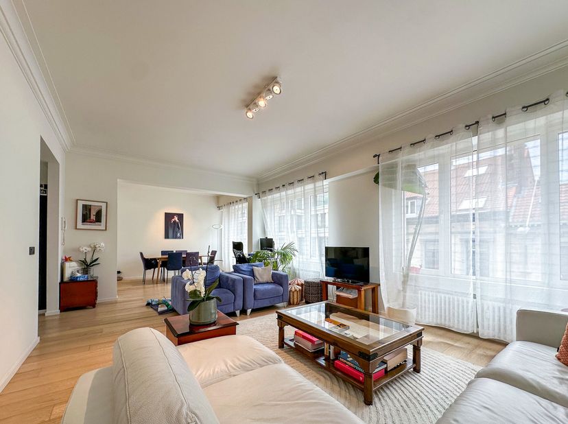 BRUSSEL - Louiza, dicht bij Kasteleinplein, openbaar vervoer, restaurants en winkels, dit lichte APPARTEMENT (2bed/1bath/1sdd) van ±90 m² bewoonbare o