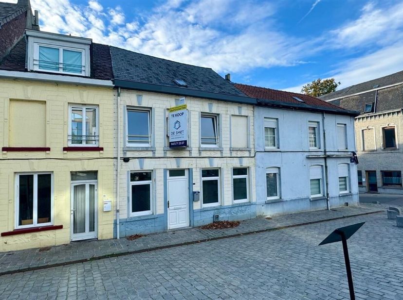 Découvrez cette charmante maison située au coeur de Geraardsbergen, idéale pour ceux qui recherchent une habitation spacieuse avec un immense potentie