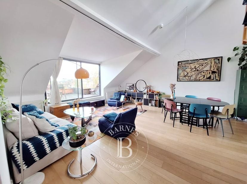 Barnes biedt u een unieke woning. Gelegen in een prachtig herenhuis, op de bovenste verdieping met lift, bestaat dit penthouse uit een grote, lichte w