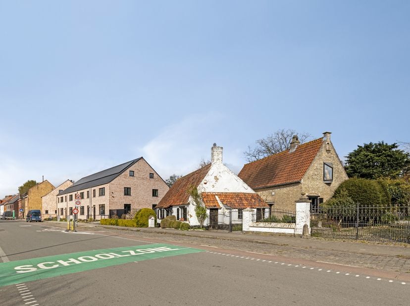 Stap binnen in de geschiedenis met deze prachtige 18de eeuwse hoeve met charmant bijgebouw te koop, gelegen in het hart van Dudzele (Brugge). Deze voo