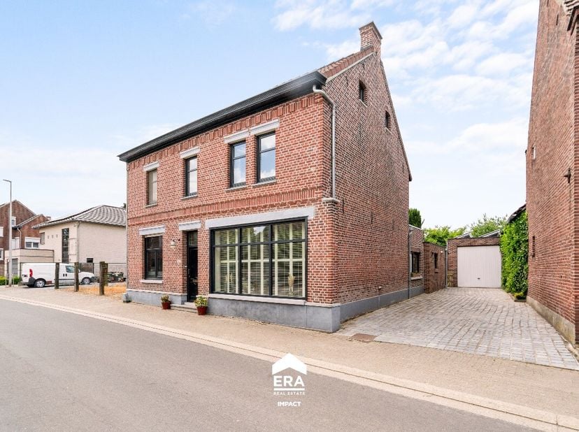 In het charmante Leut (Maasmechelen), op een boogscheut van de Maas en het populaire fietsnetwerk, vind je deze ruime en deels gerenoveerde woning met