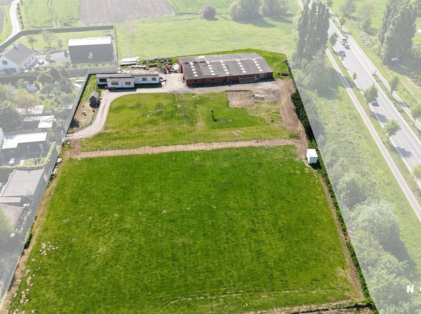 +-8230 m² grond te koop met een goedgekeurde bouwvergunning voor een alleenstaande woning. Aansluitend is er ook een loods.&lt;br /&gt;
Er is een goedgekeur