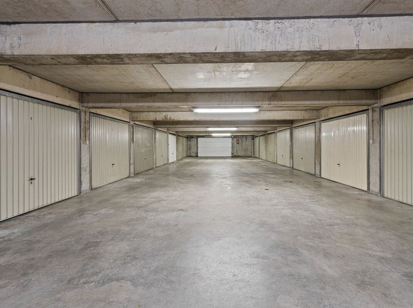Garagebox te koop in het centrum van Waregem Te koop: een ondergrondse garagebox met ingang aan de achterzijde van het gebouw. De garage is toegankeli