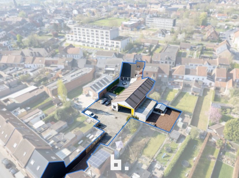 Deze ruime eigendom combineert een comfortabele gezinswoning met een achterliggende, geïsoleerde loods van maar liefst 375 m², momenteel ingericht als