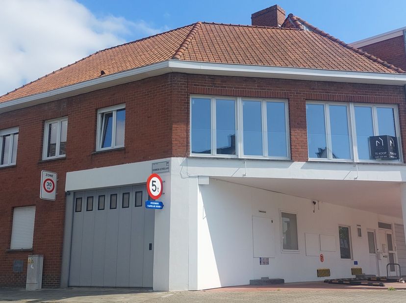 Ruim appartement met afzonderlijke ingang en garage.&lt;br /&gt;
Gelegen langs de invalsweg naar Kortrijk, op amper 10 minuten van centrum Kortrijk.&lt;br /&gt;
V