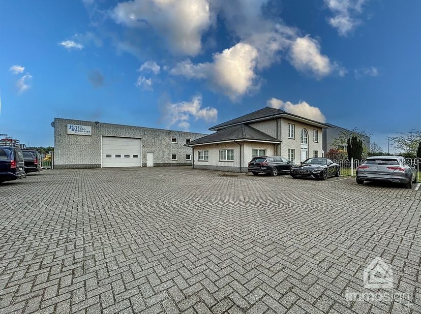 PLUSPUNTEN: &lt;br /&gt;
+ perceeloppervlakte:  3.313 m²&lt;br /&gt;
+ bewoonbare oppervlakte (conciërgewoning): 326 m²&lt;br /&gt;
+ bedrijfshal voorzien van kantoorru