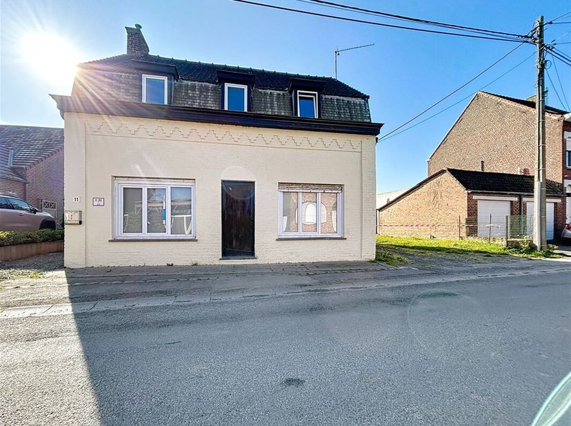 Située au coeur du charmant village de Saint-Léger, cette agréable maison 4 façades située au calme vous offre : &lt;br /&gt;
Au rez-de-chaussée, vous décou