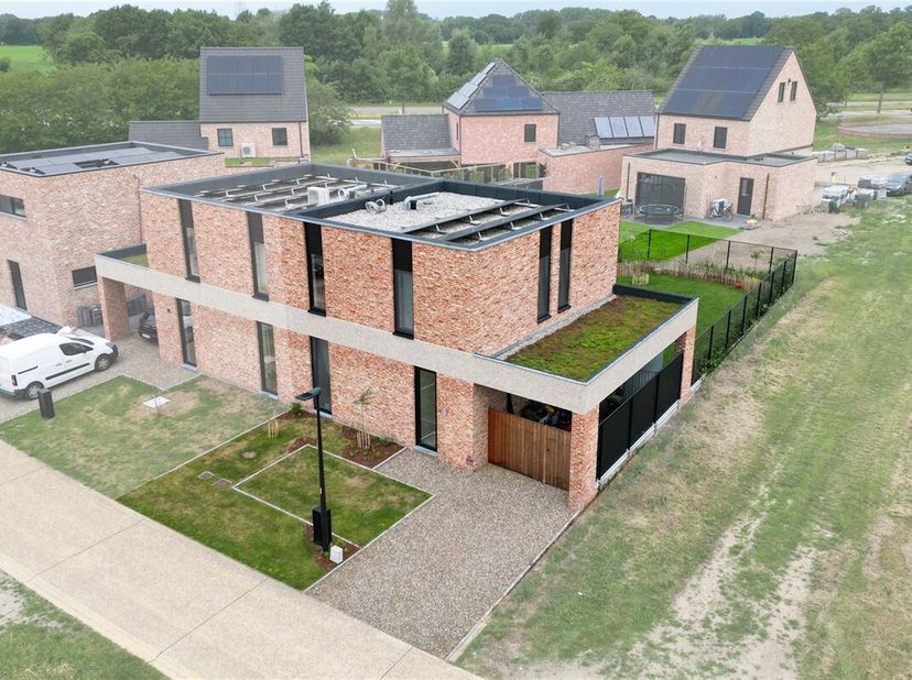 Stijlvolle en moderne woning met 3 slaapkamers op een gunstig gelegen perceel&lt;br /&gt;
Omgeving:&lt;br /&gt;
+ Rustige en landelijke ligging nabij het centrum