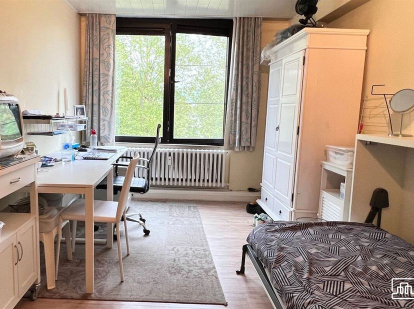 Deze studio heeft een vloeroppervlakte van 21 m².&lt;br /&gt;
Het is een ruime studio met een aangenaam zicht op het groen van het Sint-Jacobsplein. &lt;br /&gt;