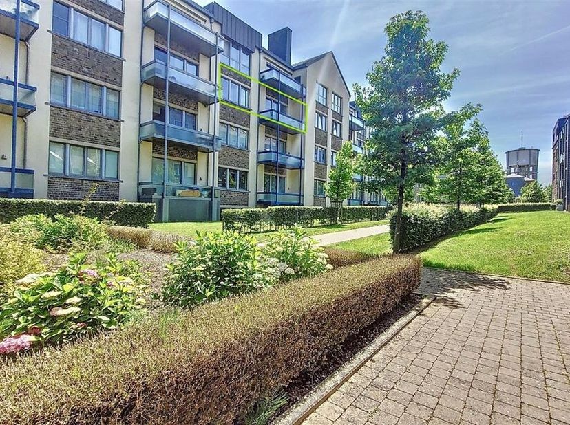 W Immobilière vous propose à Arlon,  au sein du fantastique écrin de verdure que sont les « Jardins de Seymerich à Callemeyn, un bel appartement deux