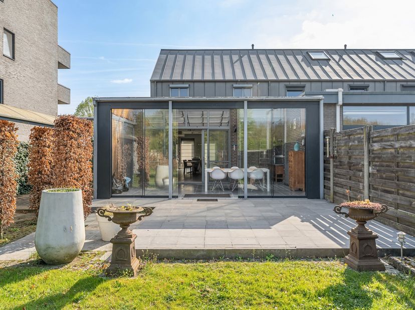 Welkom in deze mooie woning, waar ruimte en comfort samenkomen om uw ideale leefomgeving te creëren!&lt;br /&gt;
&lt;br /&gt;
Bij binnenkomst komen we eerst in de