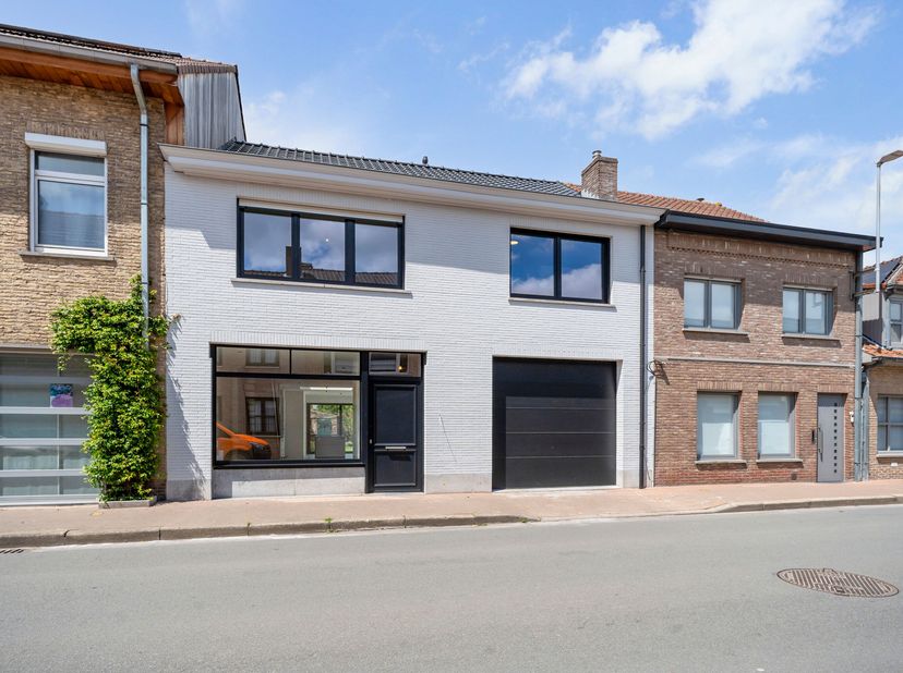 Deze volledig vernieuwde woning werd in 2024-2025 grondig gerenoveerd met kwalitatieve materialen en met oog voor energiezuinig leven!&lt;br /&gt;
We betred