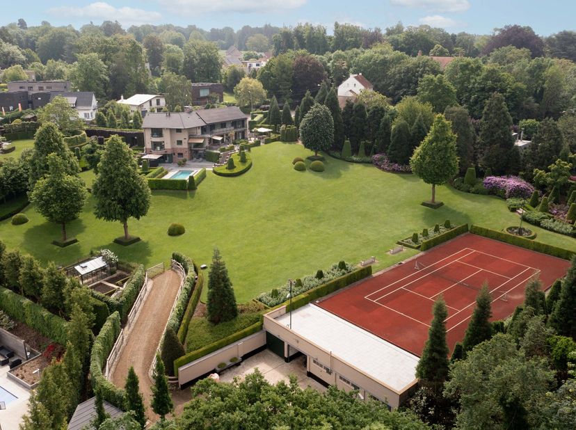 Ruim perceel van ongeveer 96 are met ontwikkelingspotentieel in Herent, ideaal gelegen tussen Brussel en Leuven.&lt;br /&gt;
De villa biedt een riante woono