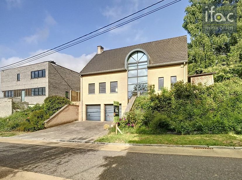 Très grande maison à louer (surface totale d&#039;environ 336 m²) avec 4 chambres, 2 salles de bain, bureau séparé et garage double, située dans le centre
