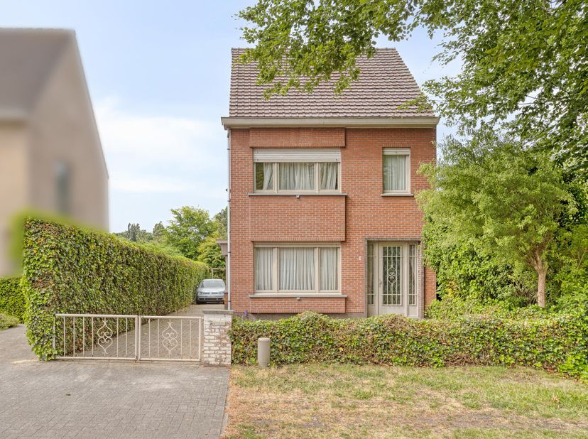 Indeling als volgt.&lt;br /&gt;
Gelijkvloers:&lt;br /&gt;
- inkomhal van ca. 8m² die meteen uitgeeft op de woonruimte en keuken&lt;br /&gt;
- woonruimte op aangename pa