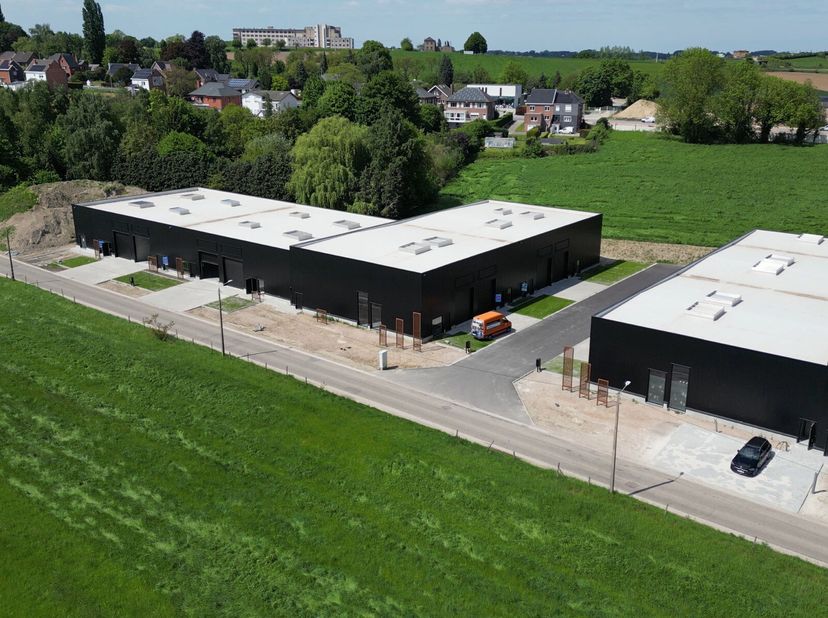 Deze KMO-unit (nr 1.5) van  229 m² is gelegen in het nieuwe KMO park Hardel aan de Blaarstraat in Tongeren.&lt;br /&gt;
Het park is centraal gelegen met dir