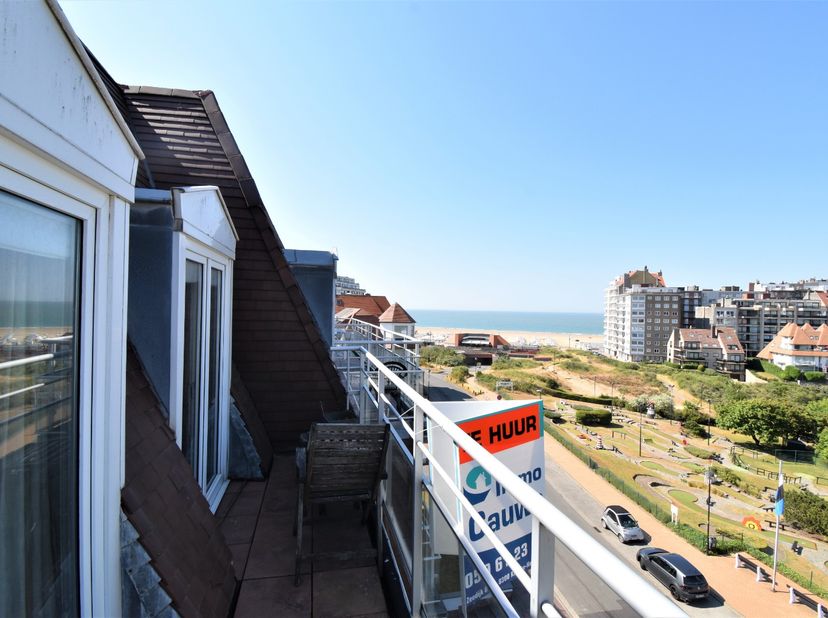 Ruim gemeubeld 4 slaapkamer appartement centraal gelegen te Duinbergen/ Met open zicht over het Stubbenpark en Zeedijk. Indeling van het appartement: