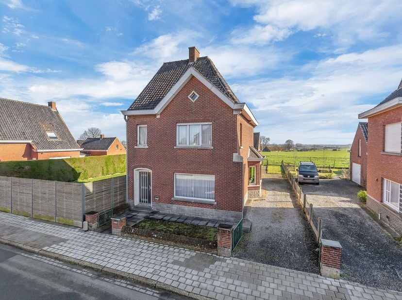 Te renoveren halfopen bebouwing met prachtig uitzicht in Aarsele.&lt;br /&gt;
De woning bevindt zich op een uitstekende locatie, op nog geen 100 meter van a
