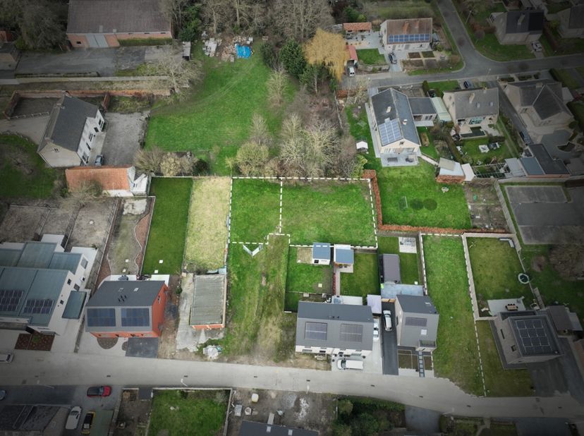 In de Schoolwegel te Kortemark zijn er nog 2 loten bechikbaar voor villabouw en 1 lot voor halfopen bebouwing. Deze bouwgronden variëren in grootte tu