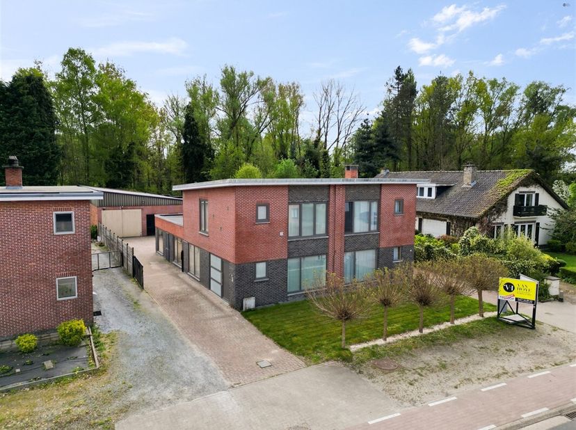 Half-open bebouwing met magazijn en achtergelegen bos.&lt;br /&gt;
De woning is een half-open bebouwing en staat op een perceel van 500m². Op het perceel st