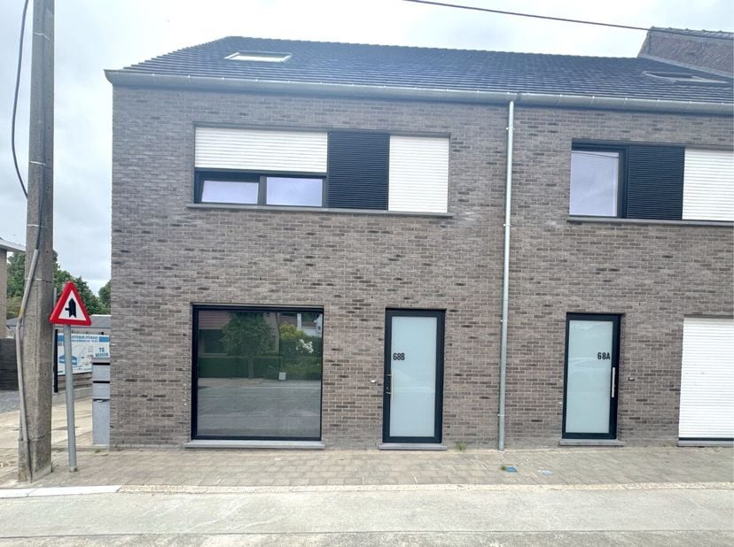 Energiezuinige woning te huur in centrum Vichte - goede ligging nabij winkels en openbaar vervoer Indeling Inkomhal met ingebouwde kasten en apart toi