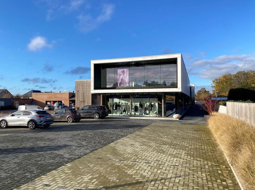 Fantastisch gelegen nieuwbouw kantoor van 850 m² te huur met uitstekende visibiliteit langs de bedrijvige Gistelsteenweg (verbindingsweg Brugge/Oosten