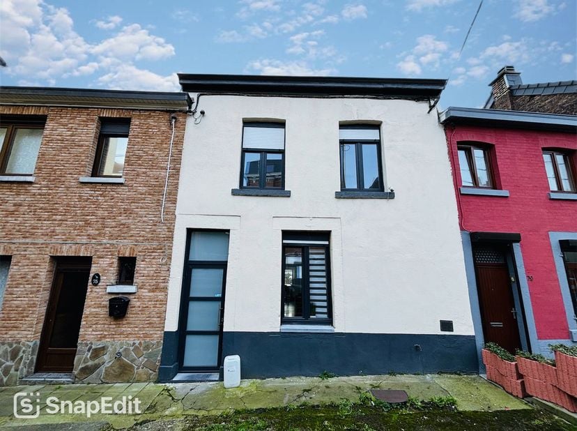 L&#039;agence Skyimmo est ravie de vous présenter cette superbe maison. Idéalement située à Saint-Nicolas, ce bien exceptionnelle se compose comme suit :&lt;b