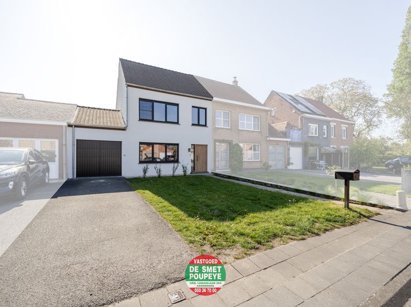 VRAAGPRIJS - In een rustige buurt te Assebroek, nabij kinderboerderij De Zeven Torentjes, is deze gezinswoning met garage gelegen. Invalswegen zijn va