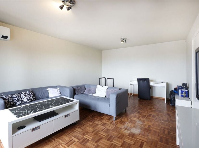 Instapklaar duplex appartement met 1 slaapkamer rustig en groen gelegen&lt;br /&gt;
Omgeving:&lt;br /&gt;
+ Rustig en centraal gelegen aan het Heilig-Hartplein&lt;br