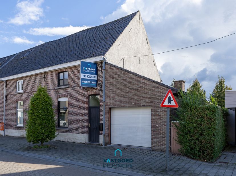 Gelegen in het centrum van De Pinte, op wandelafstand van scholen, winkels, openbaar vervoer,... treffen we deze te renoveren halfopen bebouwing aan.H