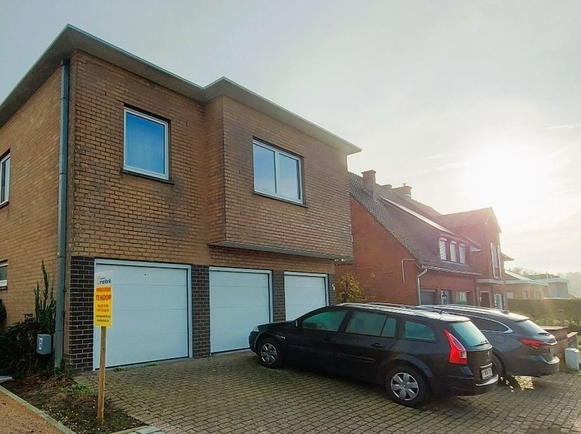 Het appartementsgebouw omvat drie appartementen ( 74 m2, 58 m2 en 58 m2) elk met eigen garage. Nieuwe keukens en badkamers sinds 2024. Nieuw schrijnwe